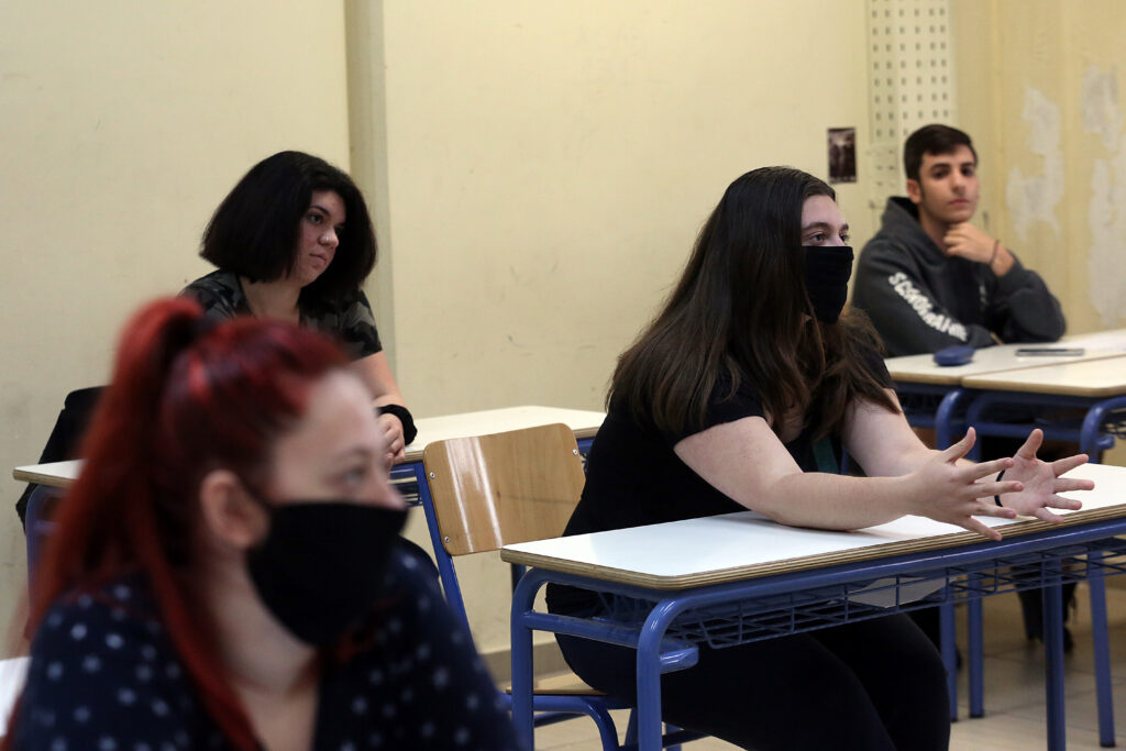 Ο «25λογος» Κεραμέως για μάσκα στα σχολεία - Καμιά αναφορά για λιγότερους μαθητές ανά τμήμα και μόνιμες προσλήψεις - Media