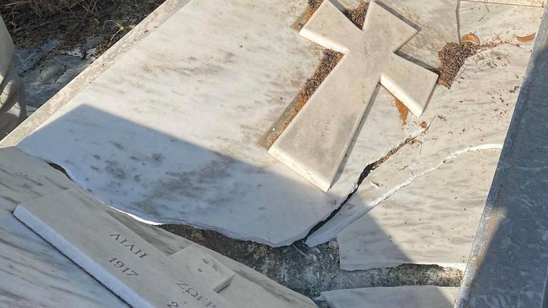 Ηράκλειο: Άγνωστοι βανδάλισαν τον τάφο της Λιλής Ζωγράφου! (Photos) - Media