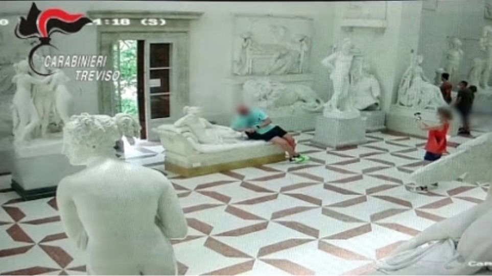 «Ζημιάρης» τουρίστας ξάπλωσε επάνω σε γλυπτό 200 ετών για μια καλύτερη πόζα και το έσπασε (Video)  - Media