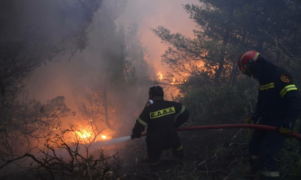 Φωτιά στα Κύθηρα: Διάσπαρτες εστίες - Συνεχίζεται η μάχη των πυροσβεστών - Media