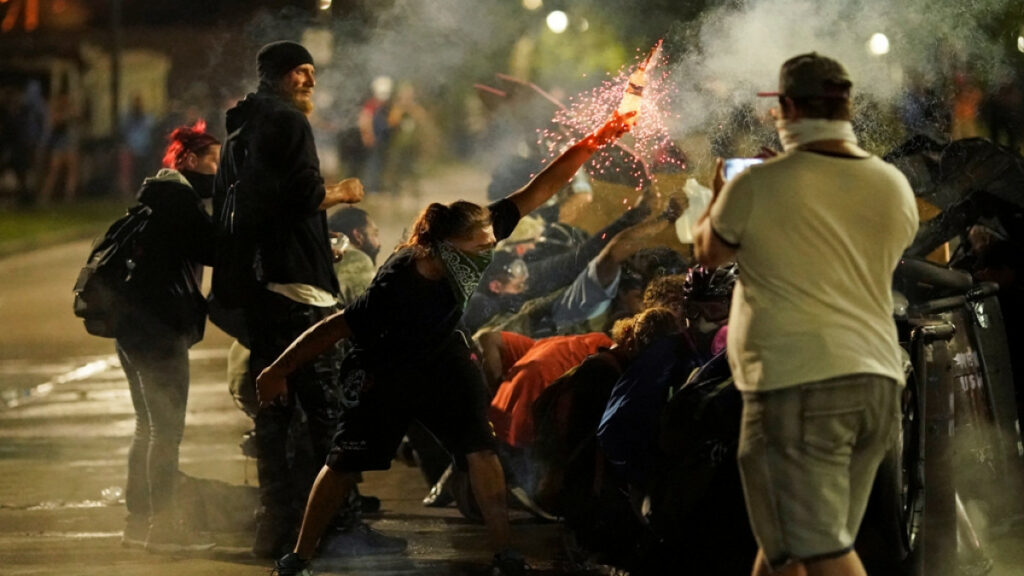 Ουισκόνσιν-ΗΠΑ: Πυροβολισμοί εν ψυχρώ κατά διαδηλωτών με νεκρό και τραυματίες - Συγκλονιστικά βίντεο - Media