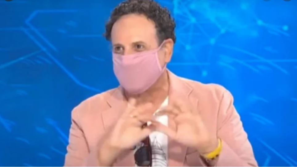 Χάρης Ρώμας: Εμφάνιση σε εκπομπή φορώντας μάσκα ασορτί με το σακάκι - Media