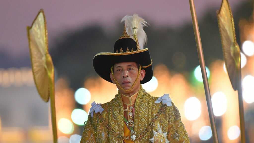 Χάρη στην πρώην ερωμένη του απένειμε ο βασιλιάς της Ταϊλάνδης (Photos) - Media