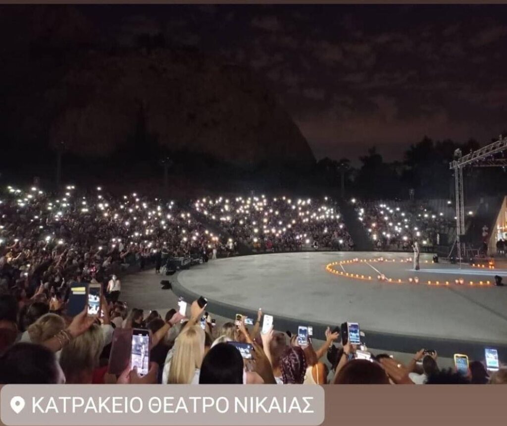 Απίστευτες εικόνες στο Κατράκειο: «Πατείς με πατώ σε», χωρίς μάσκες σε συναυλία της Νατάσας Θεοδωρίδου (Photos) - Media