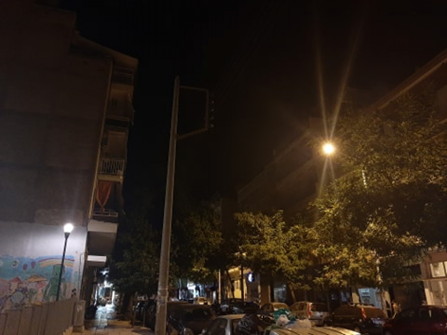 Θεσσαλονίκη: Πέταξαν τα έπιπλά τους στο πεζοδρόμιο (Photos) - Media