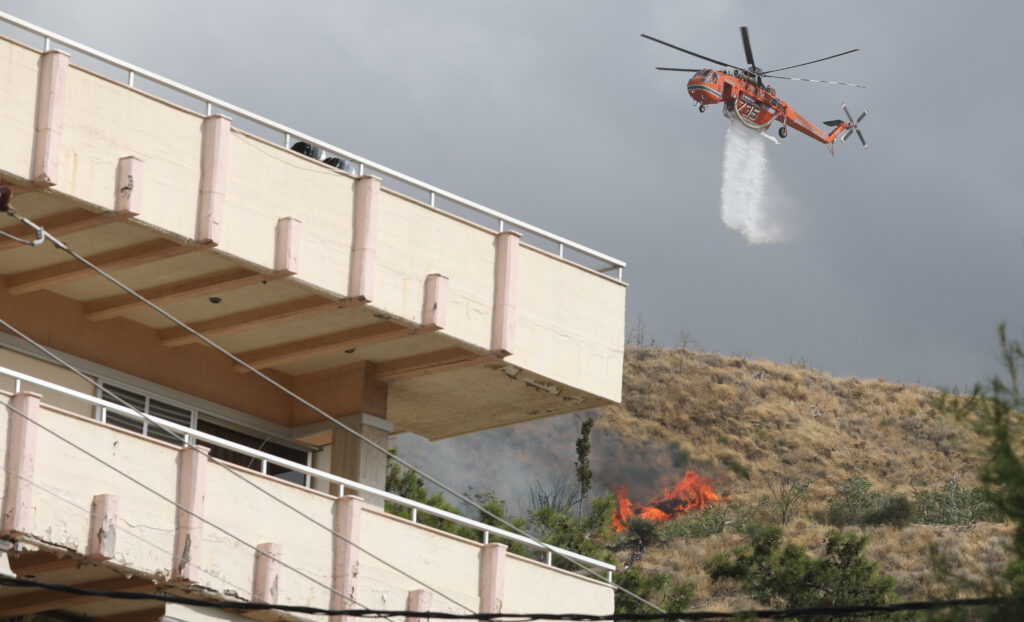 Μεγάλη φωτιά στον Βύρωνα - Μάχη με τις φλόγες στους πρόποδες του Υμηττού (Photos) - Media