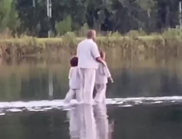 «Δραματική είσοδος» για τον Κάνι Γουέστ – «Περπάτησε πάνω στο νερό» μαζί με τα παιδιά του (Photos) - Media