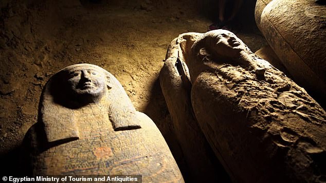 Σπουδαία αρχαιολογική ανακάλυψη: Οι αιγυπτιακές αρχές έφεραν στο φως 13 πλήρως σφραγισμένες σαρκοφάγους 2.500 ετών (Photos/Video) - Media