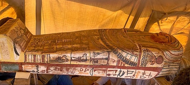 Σημαντική ανακάλυψη: Βγήκαν στο φως 27 σφραγισμένες σαρκοφάγοι 2.500 ετών (Photos | Video) - Media