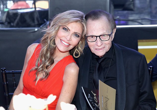 Η εν διαστάσει σύζυγος του Larry King ζητά 33.000 δολάρια τον μήνα (Photos) - Media