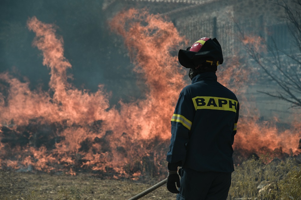 Μάχη με τις φλόγες στην Κερατέα: Εκκενώθηκαν οικισμοί - Κάηκαν σπίτια (Photos | Videos) - Media