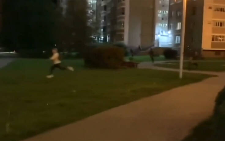 Αστυνομικοί με γκλομπ καταδιώκουν διαδηλωτή και οδηγός ταξί τον βοηθά να διαφύγει (Video) - Media