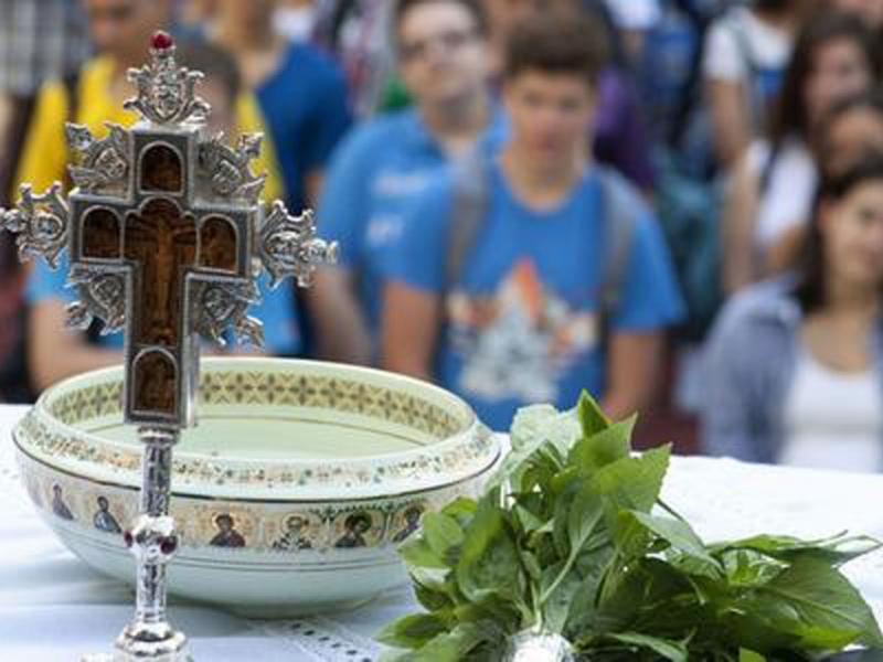 Ιερέας σε αγιασμό σε σχολείο στην Κοζάνη: «O κορωνοϊός δεν κολλάει αν φιλήσεις το σταυρό» - Media