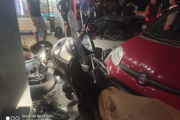 Χανιά: Οδηγός μπούκαρε με αυτοκίνητο σε καφετέρια για να δείρει θαμώνα (Photos) - Media