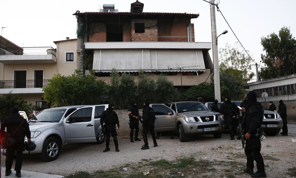 Άγριο ξύλο σε αστυνομικούς που πήγαν για έλεγχο σε γλέντι σε σπίτι Ρομά στο Μενίδι (Video) - Media