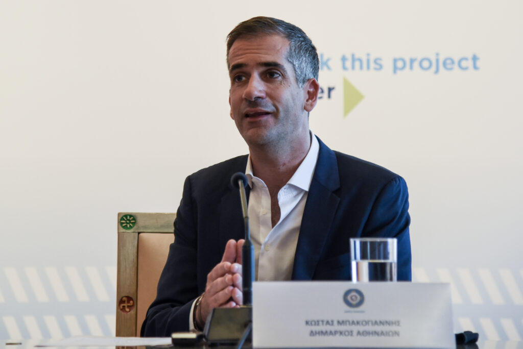 Για όλα φταίει το γκαζόν: Η «Καθημερινή» βάζει στο κάδρο τον δήμαρχο Αθηναίων - Media