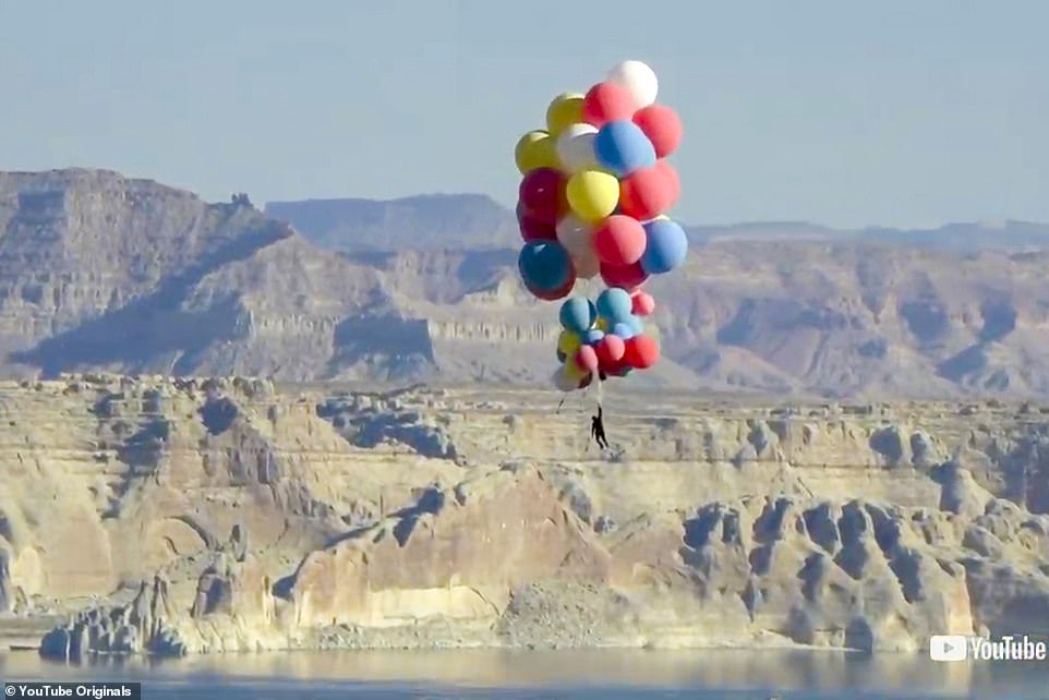 Απίστευτο: Άνθρωπος έφτασε στα 24.000 πόδια κρατώντας 52 μπαλόνια γεμάτα ήλιον  (Video) - Media