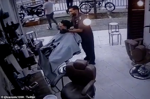 Σοκαριστικό βίντεο: Μαφιόζος εκτελεί εν ψυχρώ μέσα στο κουρείο, άνδρα που κουρευόταν (Video) - Media