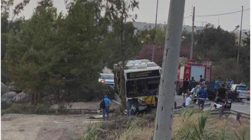 Τροχαίο στην Αγία Μαρίνα: Σφοδρή σύγκρουση ΙΧ με λεωφορείο (Photos) - Media