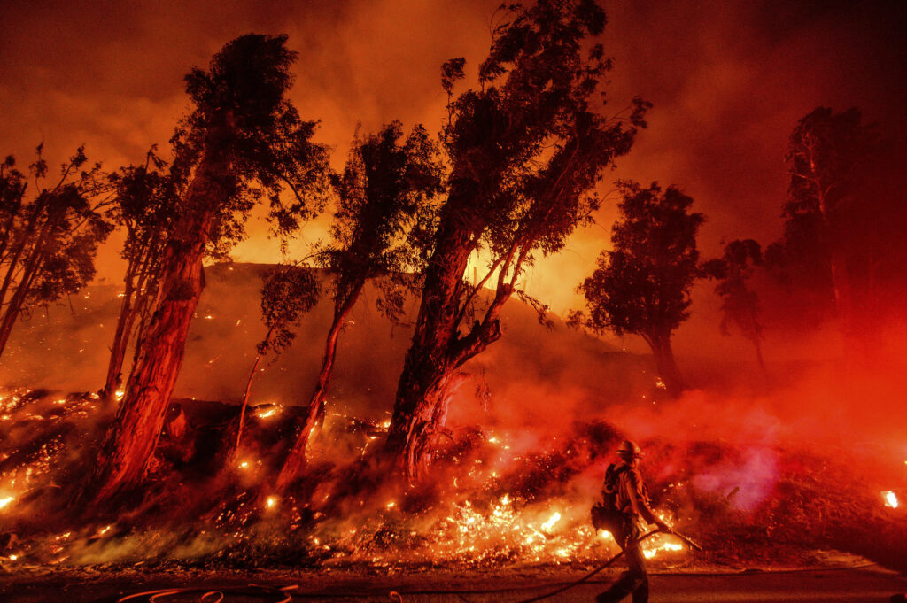 Καλιφόρνια: Τρεις νεκροί από την τεράστια πυρκαγιά - Media