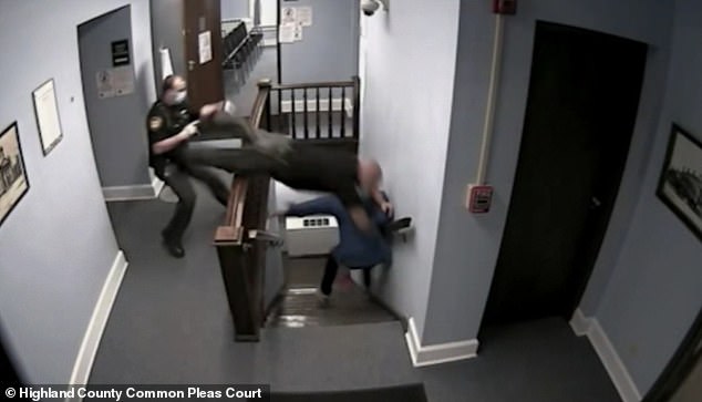 Απίστευτο κυνηγητό μέσα σε δικαστήριο – Κρατούμενος το έσκασε και οι αστυνομικοί… «πετάνε» για να τον πιάσουν (Video)  - Media