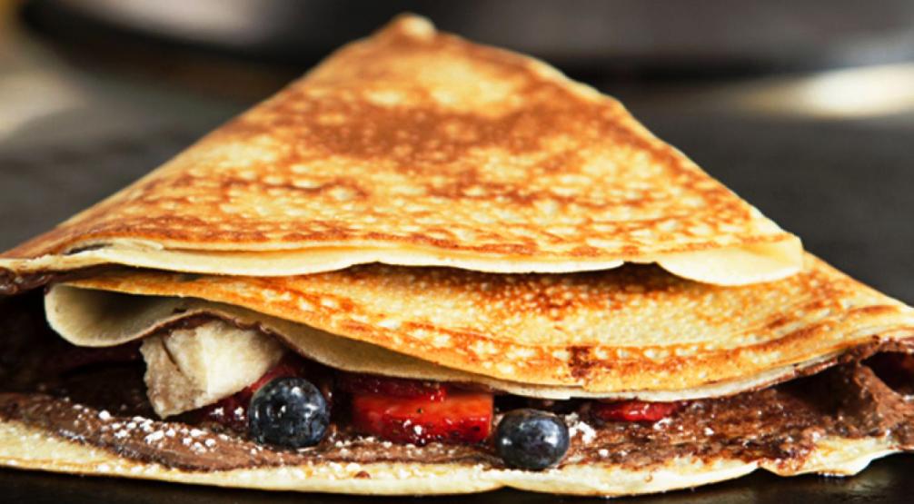 Θεσσαλονίκη: 24χρονη αγόραζε κρέπα και παραλίγο να σκοτωθεί από βαριοπούλα που έπεσε από τον 6ο όροφο πολυκατοικίας - Media