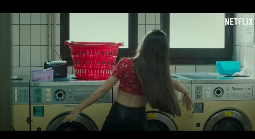 Σάλος με γαλλική ταινία στο Netflix -  «Απεικονίζει παιδιά με σεξουαλικό τρόπο» (Video) - Media