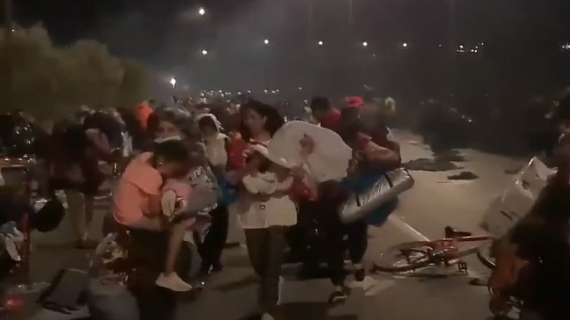 Εικόνες ντροπής από τη Μόρια: ΜΑΤ ρίχνουν δακρυγόνα σε γυναικόπαιδα εγκλωβισμένα από τις φωτιές (Video) - Media