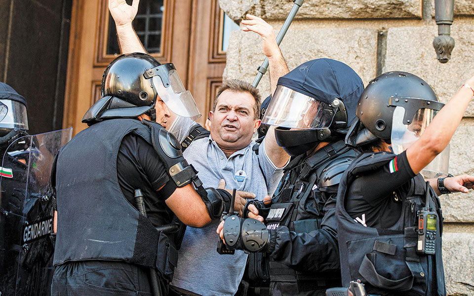Boυλγαρία: Εντείνεται η πολιτική κρίση, νέες αντικυβερνητικές διαδηλώσεις (Videos) - Media