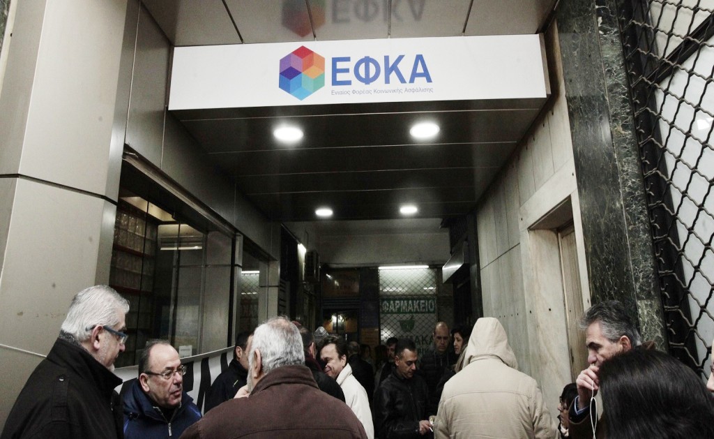 Με «δόλωμα» πενιχρή αύξηση 10 ευρώ/ μήνα, η κυβέρνηση «πετσοκόβει» τις εισφορές όταν τα Ταμεία χτυπούν «κόκκινο» - Παραδείγματα - Media