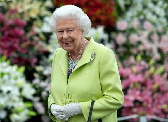 Η βασίλισσα Ελισάβετ ψάχνει οικονόμο και δίνει... απίστευτες παροχές - Τι προσόντα απαιτούνται - Media