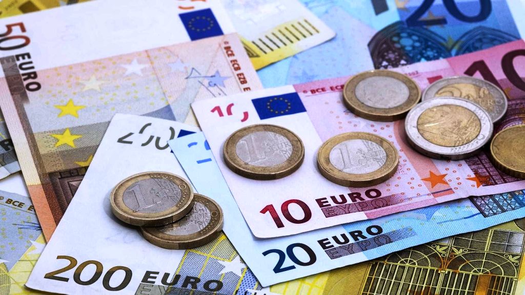 Σε υψηλά δύο ετών «σκαρφαλώνει» το ευρώ - Media