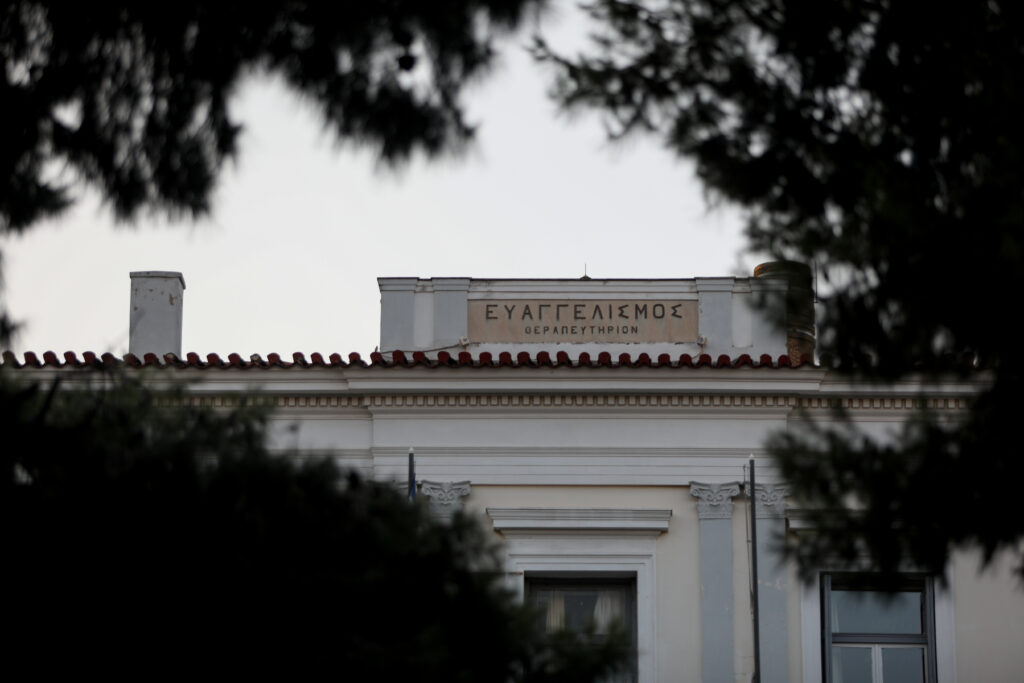 Σε «κόκκινο» συναγερμό τα νοσοκομεία της Αττικής - Εικόνες συνωστισμού στον «Ευαγγελισμό» (Video) - Media