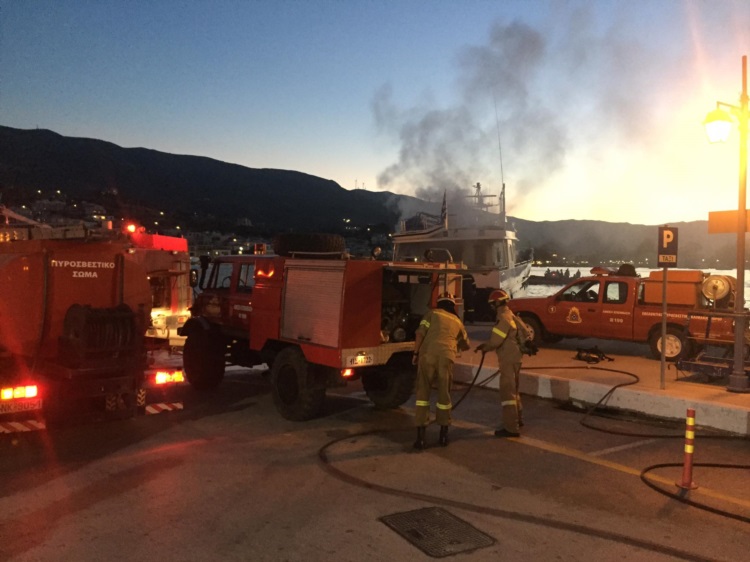 Φωτιά σε τουριστικό επιβατηγό πλοίο αναψυχής στο παλαιό λιμάνι του Πόρου - Media
