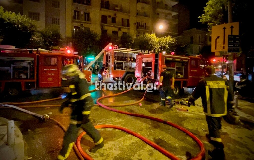Θεσσαλονίκη: Μεγάλη φωτιά σε διαμέρισμα στο κέντρο της πόλης - 10 άτομα στο νοσοκομείο με αναπνευστικά προβλήματα (Video/Photos) - Media