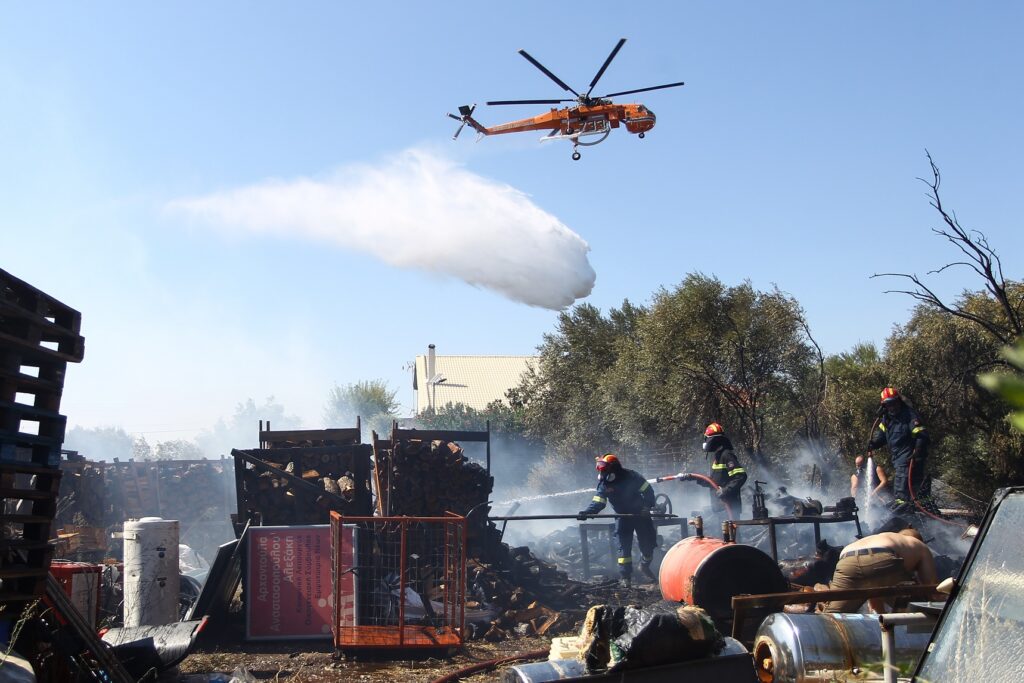 Υπό έλεγχο η φωτιά στην Αρτέμιδα - Media