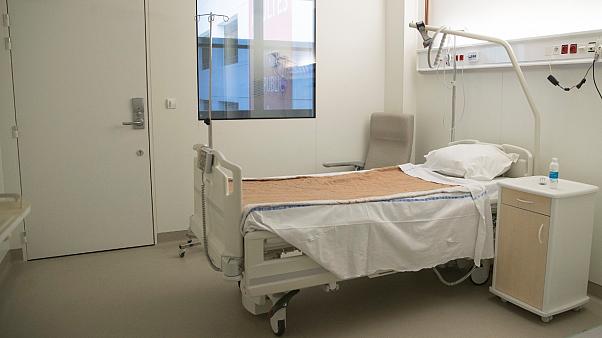 Γαλλία: Σε θανάτους που δεν είχε δηλώσει ένα νοσοκομείο οφείλεται η εκτόξευση των απωλειών από κορωνοϊό - Media