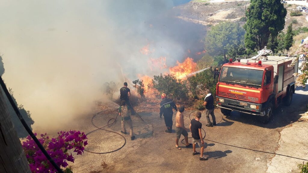 Κεφαλονιά: Οι φλόγες άγγιξαν κήπους σπιτιών  - Media