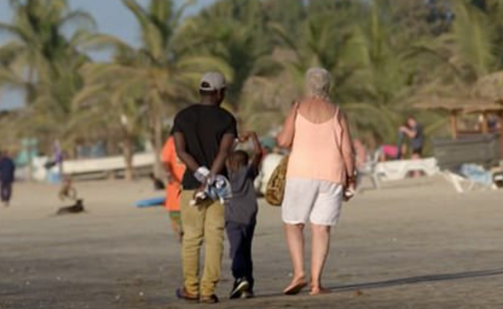 Γκάμπια: Παράδεισος... σεξοτουρισμού για «ώριμες» Βρετανίδες - «Πας κάθε βράδυ με διαφορετικό άνδρα» (Photos) - Media
