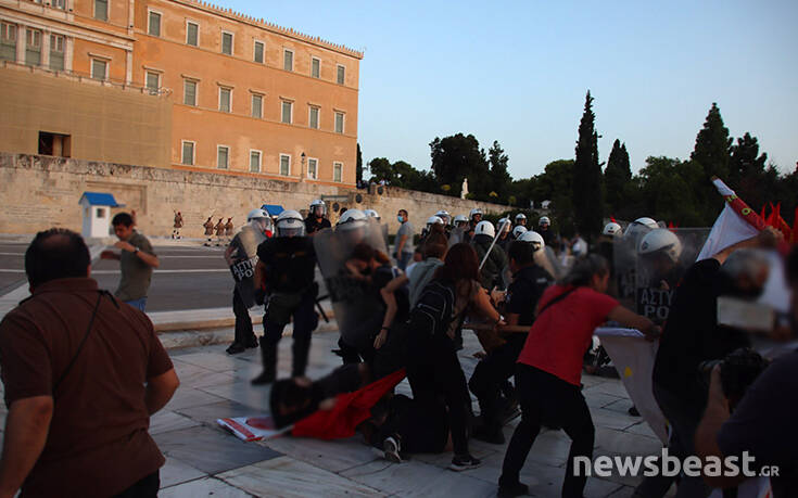 Επεισόδια στο μνημείο του Άγνωστου Στρατιώτη: Συμπλοκές και χημικά (Photos) - Media