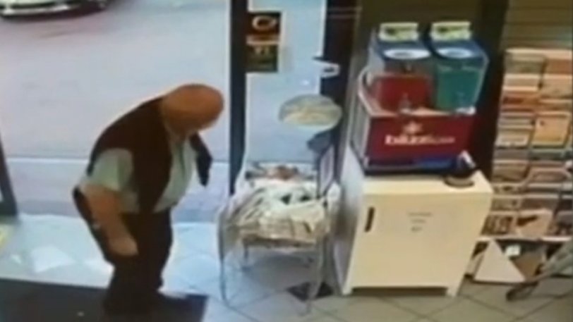 Ηλικιωμένος μπήκε σε κατάστημα και αντί για αντισηπτικό έβαλε... γρανίτα φράουλας (Video)  - Media