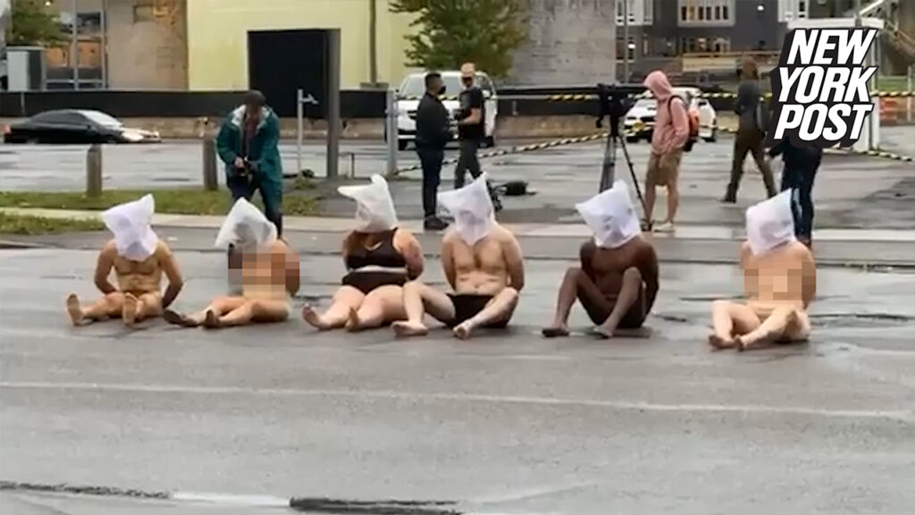 Νέα Υόρκη: Συμβολική διαμαρτυρία γυμνών διαδηλωτών για το φόνο του Ντάνιελ Προυντ (Video) - Media