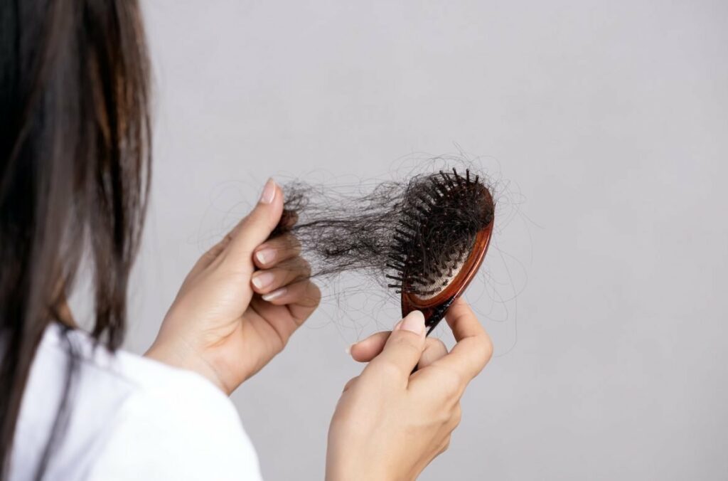 Χάνετε περισσότερα μαλλιά εν μέσω πανδημίας; Οι ειδικοί εξηγούν...  - Media