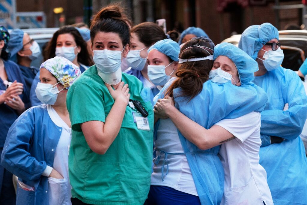 Κορωνοϊός: Τουλάχιστον 7.000 υγειονομικοί έχουν πεθάνει παγκοσμίως προσπαθώντας να σώσουν ζωές - Media