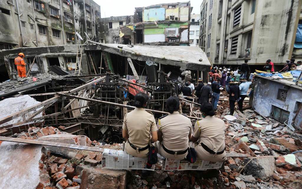 Ινδία: Στους 35 αυξήθηκαν οι νεκροί από την κατάρρευση κτιρίου κοντά στο Μουμπάι  - Media