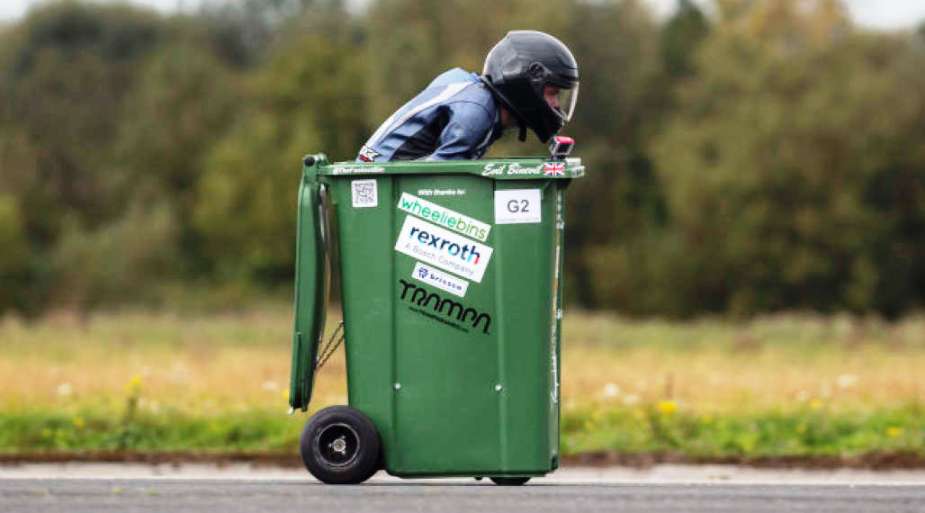 Ρεκόρ Γκίνες: 28χρονος έπιασε τα 64 χλμ/ώρα με κάδο απορριμμάτων και μπήκε στο... πάνθεον της Ιστορίας (Video/Photos) - Media