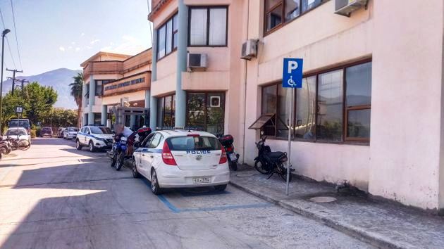 Καλαμάτα: Ασυνείδητος αστυνομικός πάρκαρε το περιπολικό σε θέση για ΑΜΕΑ (Photo) - Media