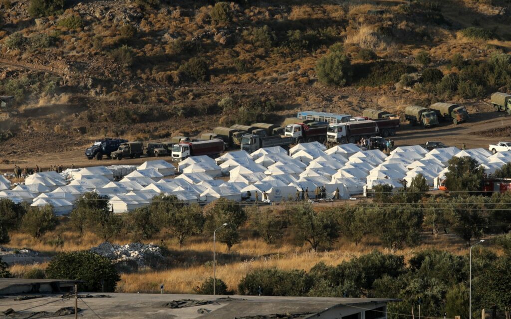 Τελεσίγραφο Μηταράκη στους πρόσφυγες και μετάστες: Μπείτε στον καταυλισμό (Video) - Media