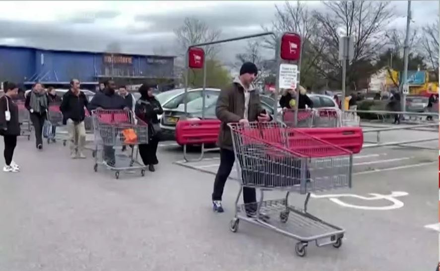 Κορωνοϊός: Αδειάζουν τα ράφια των σούπερ μάρκετ στη Βρετανία (Photos/Video) - Media