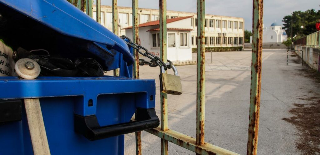 Πρόεδρος Συλλόγου Γονέων έσπασε με τσεκούρι αλυσίδα σε υπό κατάληψη σχολείο - Media